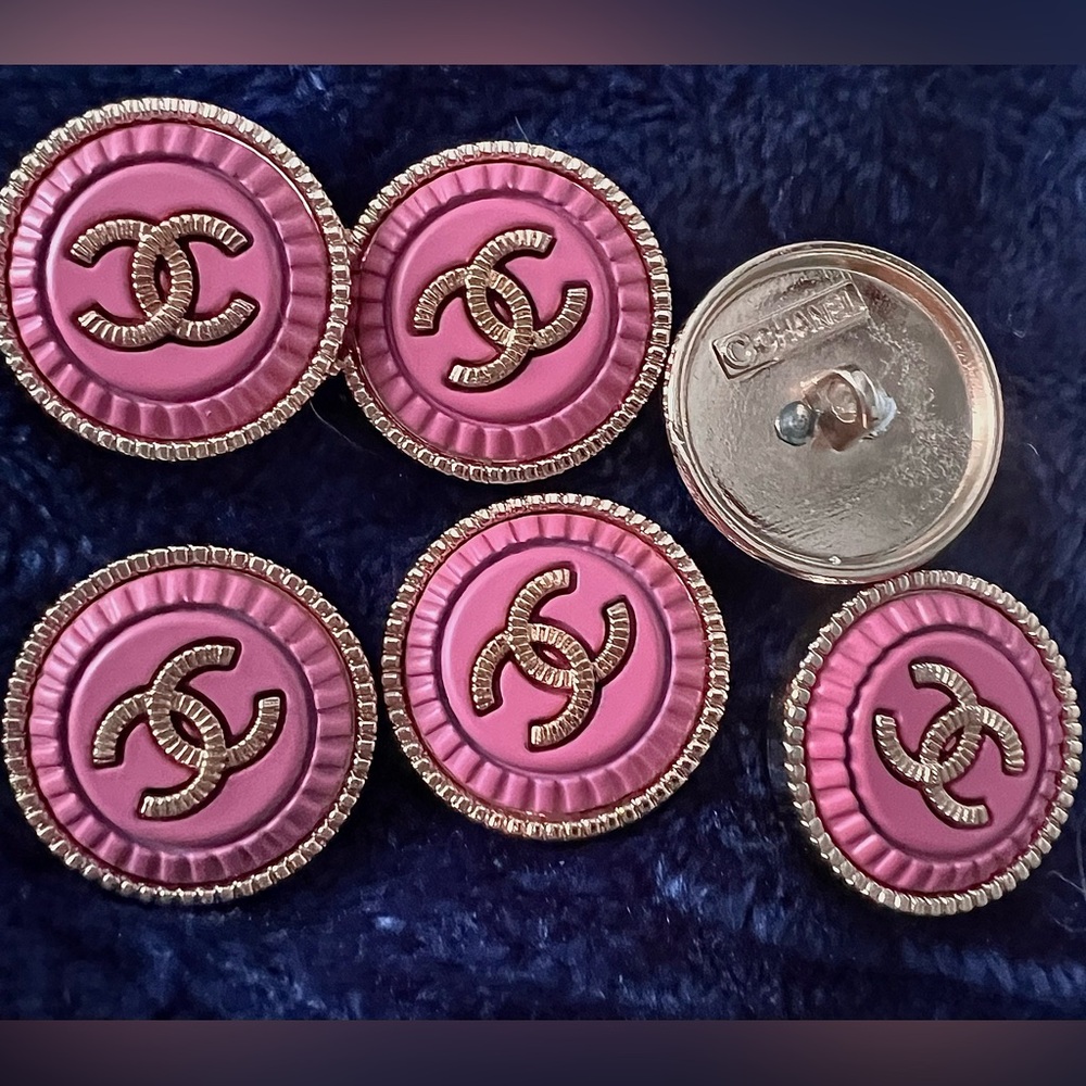(Set of 6/20mm)Logo style FushiaEnamel🤩 GoldenAlloy/Shankback Buttons/beautiful